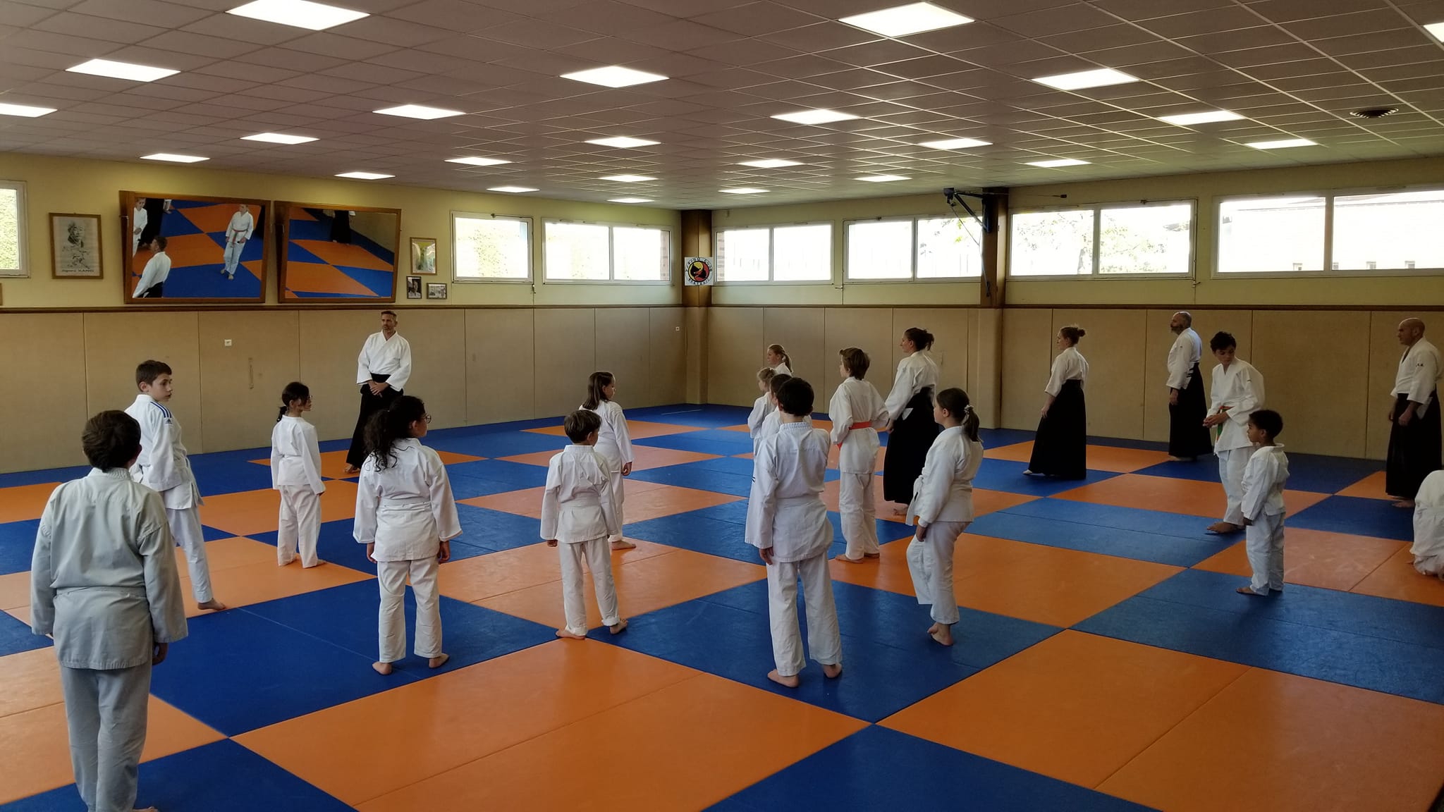 Enfants en tenue d'aïkido sur le tatami