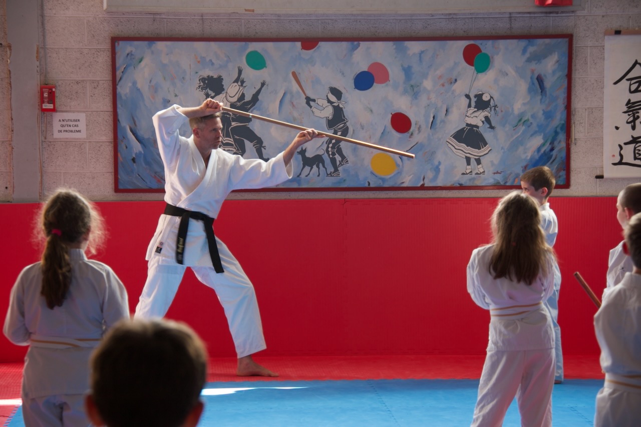 Le professeur montre les mouvements au baton